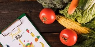 Free PSD Healthy food mockup With clipboard
