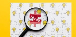 Arrangement with puzzle and magnifying glass Free Psd