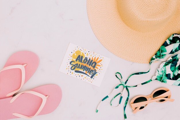 Flat lay paper card mockup with summer elements Free Psd