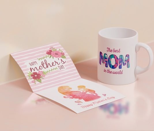 Free Close-up mothers day greeting card with mug Mockup PSD Template