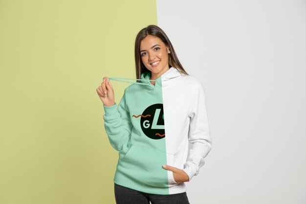 Free Front view of woman wearing hoodie Mockup PSD Templat