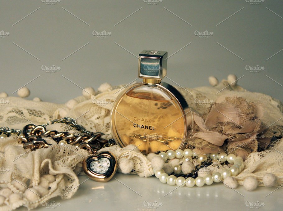 Round Perfume Bottle With Square Cap PSD