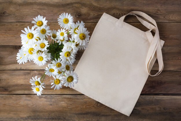Rustic tote bag mockup with daisy Premium Photo