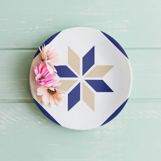 Plate mockup with flowers Free Psd (1)