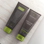 Front and back of the tube on a wooden surface mockup Premium Psd