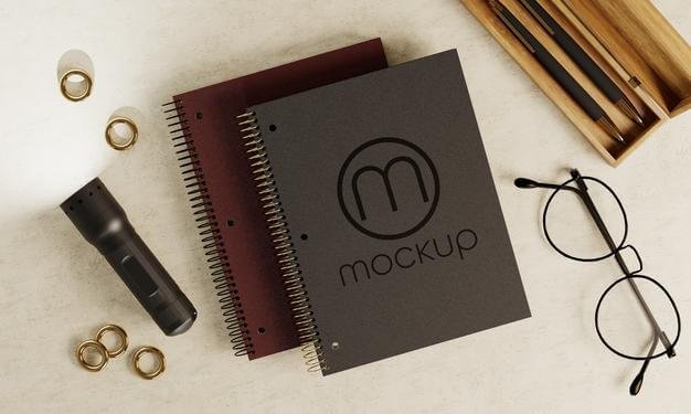 Notepad logo mockup with glasses and pens Premium Psd