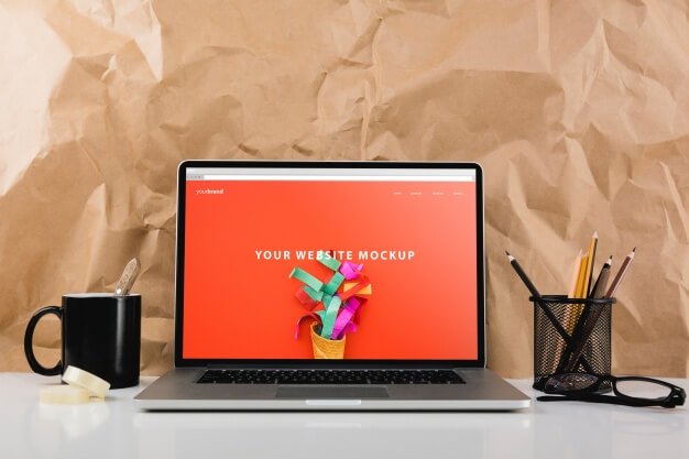 Website mockup with laptop on desk Free Psd (1)