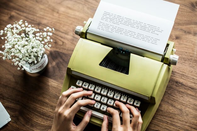 Aerial view a woman using a retro typewriter Free Psd