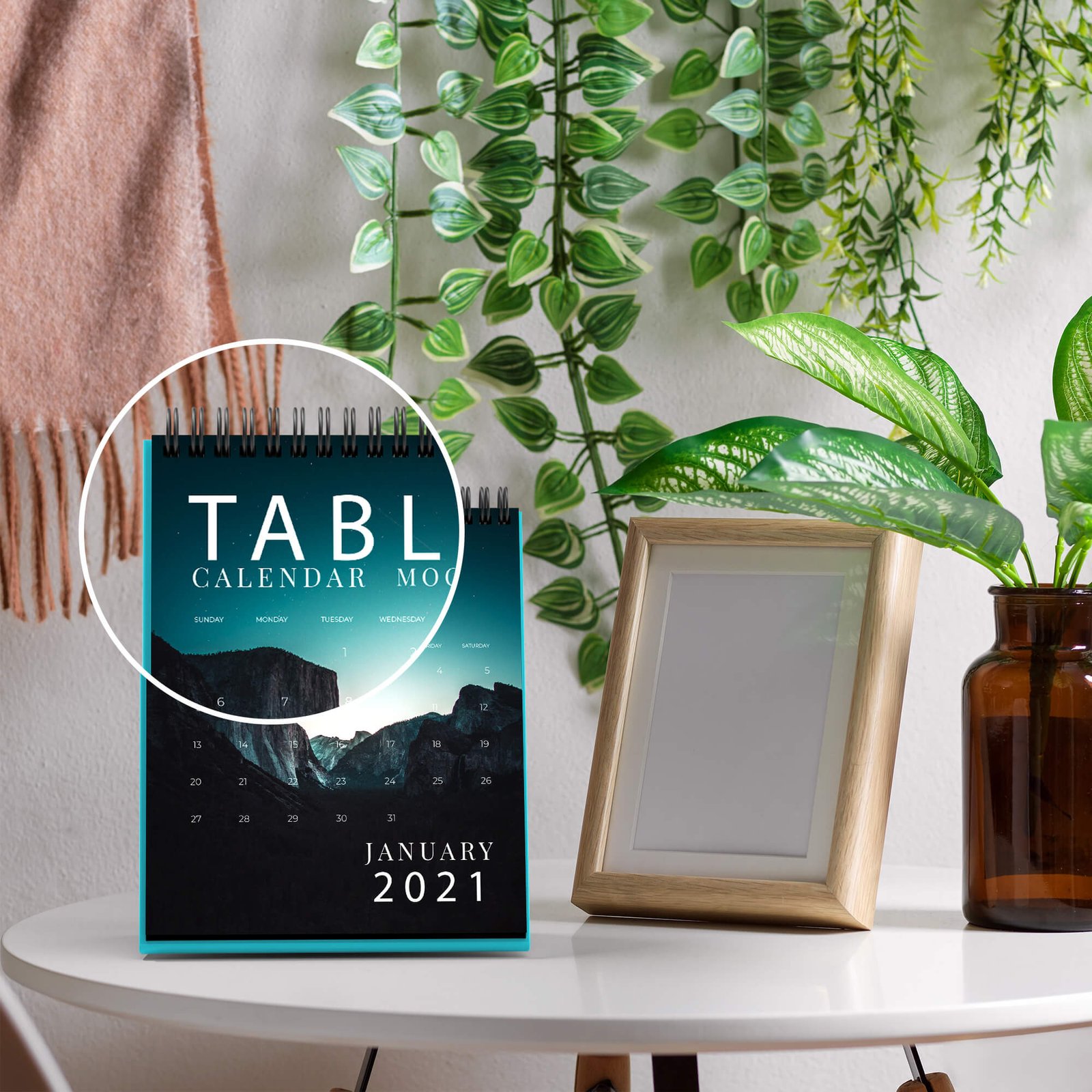 Close Up Of a Free Table Calendar Mockup PSD Template