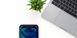 Free Flat iPhone Mockup PSD Template